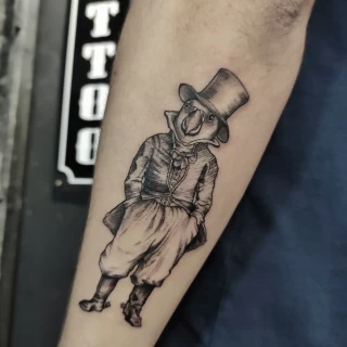 Tatouage de pingouin en costume - Blackwork Darkwork - Black Hat Tattoo Nice  - tatouage Nice - The Black Hat Tattoo