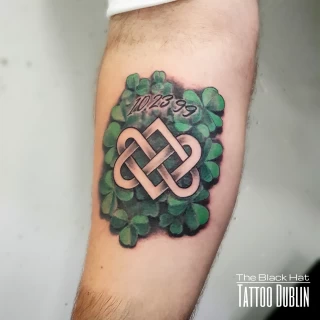 Tatouage de noeud celtique vert -  - Tatouage Irlandais et Celtique - Black Hat Tattoo Nicesur les cotes - Tatouage Ornemental - Black Hat Tattoo Nice  - tatouage Nice - The Black Hat Tattoo