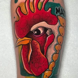 Tatouage d'un coq en couleur sur la jambe - Black Hat Tattoo Nice - tatouage Nice - The Black Hat Tattoo