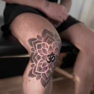 mandala genou - Tatouage Ornemental - Black Hat Tattoo Nice  - tatouage Nice - The Black Hat Tattoo