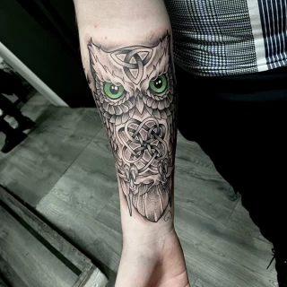 Tatouage hibou irlandais -  - Tatouage Irlandais et Celtique - Black Hat Tattoo Nicesur les cotes - Tatouage Ornemental - Black Hat Tattoo Nice  - tatouage Nice - The Black Hat Tattoo