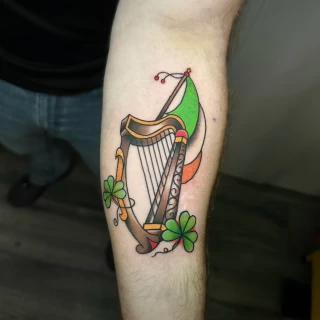 Tatouage harpe irlandaise old school -  - Tatouage Irlandais et Celtique - Black Hat Tattoo Nicesur les cotes - Tatouage Ornemental - Black Hat Tattoo Nice  - tatouage Nice - The Black Hat Tattoo