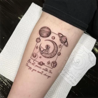 Moon and Planets - Tatouage Fine Line et Line Work - Black Hat Tattoo Nice- tatouage Nice - The Black Hat Tattoo