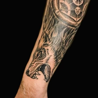 Tatouage loup sur avant bras -  - Tatouage Loup - Black Hat Tattoo Nice- tatouage Nice - The Black Hat Tattoo