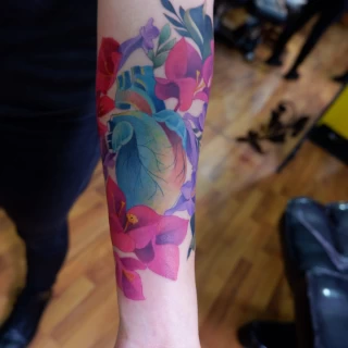 Composition florale en couleur - Black Hat Tattoo Nice- tatouage Nice - The Black Hat Tattoo