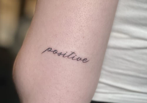 Featured image - Phrases et citations courtes _ les meilleures idées pour un tatouage inspirant - The Black Hat Tattoo