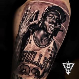 Stifler guest artiste tatouage réaliste noir et gris - The Black Hat Tattoo
