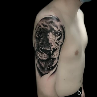Tatouage de Tigre - Nice sur épaule - The Black Hat Tattoo