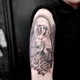 Tatouage Vierge Marie Realistique - Tatouages Spirituels - Cartes du Tarot - Black Hat Tattoo Nice- tatouage Nice - The Black Hat Tattoo