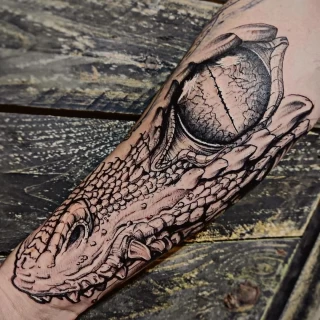 Tatouage crocodile ou alligator sur bras - Black Hat Tattoo Nice- tatouage Nice - The Black Hat Tattoo