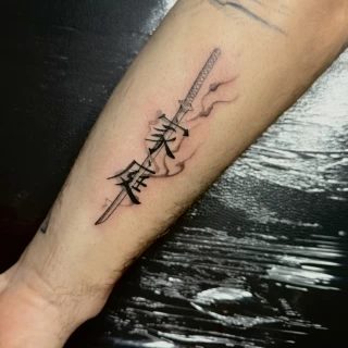 Stella - artiste résidente - Black Hat Dublin - blackwork - The Black Hat Tattoo
