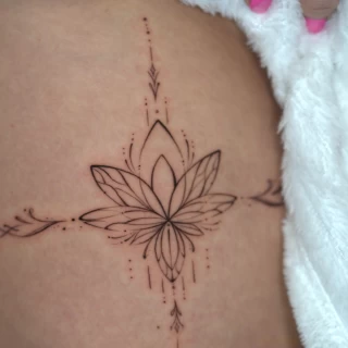 Inna - artiste résidente - Black Hat Dublin - fine line - The Black Hat Tattoo