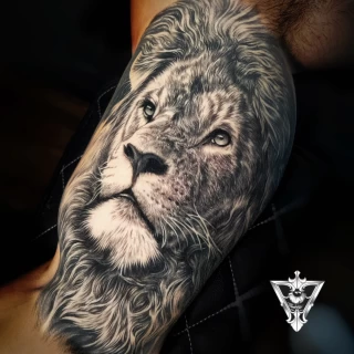 Stifler guest artiste tatouage réaliste noir et gris - The Black Hat Tattoo
