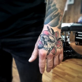 Crane et fleur - Tatouage mains et doigts - Black Hat Tattoo Nice- tatouage Nice - The Black Hat Tattoo