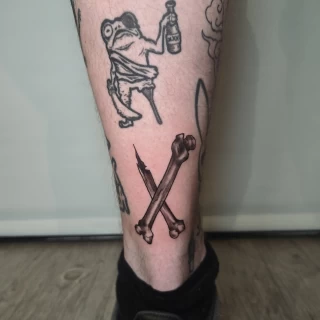 Helena apprentie tatouage os - The Black Hat Tattoo