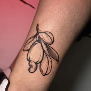 Stella - artiste résidente - Black Hat Dublin - blackwork - The Black Hat Tattoo