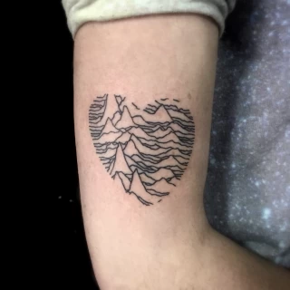 Tatouage d'un paysage de montagnes dans une forme de coeur - Blackwork Darkwork - Black Hat Tattoo Nice  - tatouage Nice - The Black Hat Tattoo