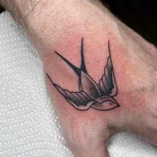 Tatouage Oiseau - Black Hat Tattoo Nice - hirondelle sur la main- tatouage Nice - The Black Hat Tattoo