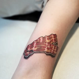 Tatouage de bacon -  - Tatouage Néotraditionnel - Black Hat Tattoo Nice   - tatouage Nice - The Black Hat Tattoo