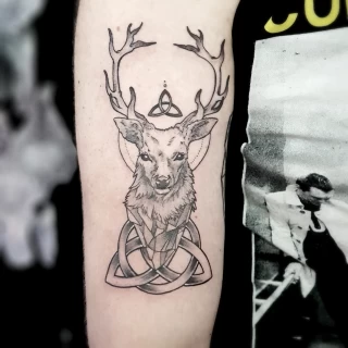 Tatouage Cerf - Nice - derrière du bras - The Black Hat Tattoo