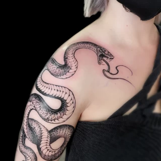 Tatouage de serpent sur l'épaule - Tatouage Serpent - Black Hat Tattoo Nice- tatouage Nice - The Black Hat Tattoo