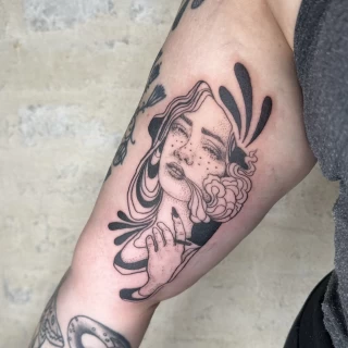 Steff- guest artist - blackwork - girl face tattoo - black and grey - presentation post - the black hat tattoo Nice - 2025 - The Black Hat Tattoo
