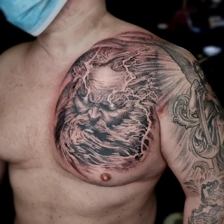 zeus poitrine - Tatouage realiste, Microrealiste et portraits  - Black Hat Tattoo Nice - Tatouage Nice - The Black Hat Tattoo