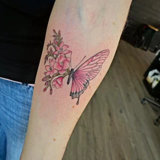 Tatouage Papillon lignes fines et fleurs - Black Hat Tattoo Nice- tatouage Nice - The Black Hat Tattoo