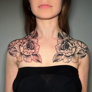 Pivoines sur les épaules - Tatouages pour Femmes - Black Hat Tattoo Nice   - tatouage Nice - The Black Hat Tattoo