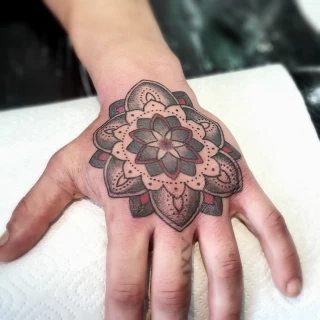 Mandala - Tatouage mains et doigts - Black Hat Tattoo Nice- tatouage Nice - The Black Hat Tattoo