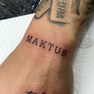 Joao - artiste résident - Black Hat Dublin - micro réalisme - The Black Hat Tattoo