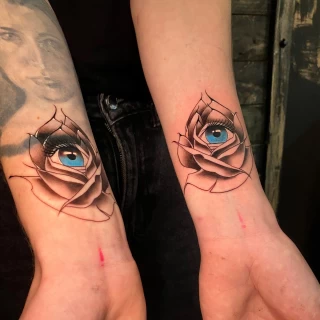 yeux et roses sur poignet - Tatouage realiste, Microrealiste et portraits  - Black Hat Tattoo Nice - Tatouage Nice - The Black Hat Tattoo