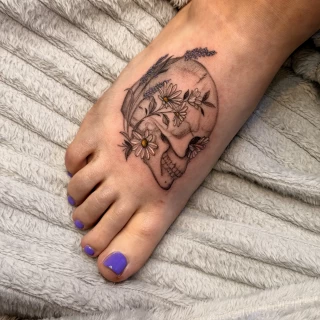 Inna - artiste résidente - Black Hat Dublin - fine line - The Black Hat Tattoo