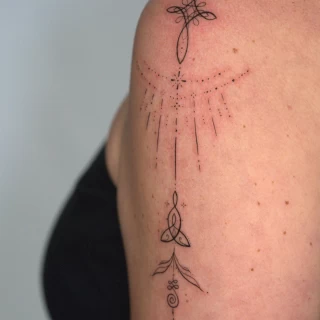 Inna - artiste résidente - Black Hat Dublin - fine line - The Black Hat Tattoo