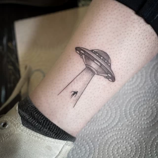 Soucoupe volante tatouage - Idées de Petits Tatouages - Black Hat Tattoo Nice   - tatouage Nice - The Black Hat Tattoo