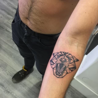 Tatouage de Tigre - Nice - petit sur bras femme - The Black Hat Tattoo