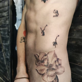 Tatouage fleurs et insects - Tatouage pour homme - Black Hat Tattoo Nice   - tatouage Nice - The Black Hat Tattoo
