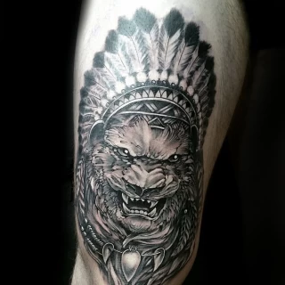 Lion et coiffe indienne - Tatouage de Lion - Black Hat Tattoo Nice- tatouage Nice - The Black Hat Tattoo