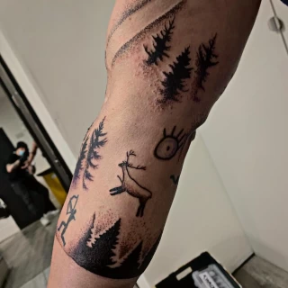Tatouage Cerf - Nice - minimal sur bras - The Black Hat Tattoo