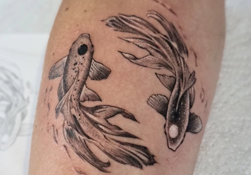 Featured image - Tatouage Poissons _ symboles, idées et styles pour ce signe d’eau - The Black Hat Tattoo