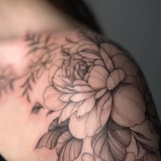 Inna - artiste résidente - Black Hat Dublin - fine line - The Black Hat Tattoo
