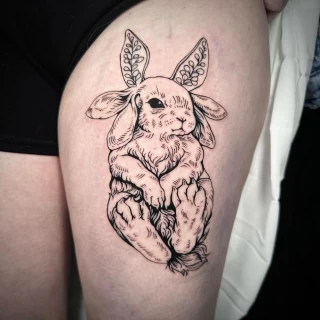 Tatouage de lapin ou de liève sur la jambe - Black Hat Tattoo Nice- tatouage Nice - The Black Hat Tattoo