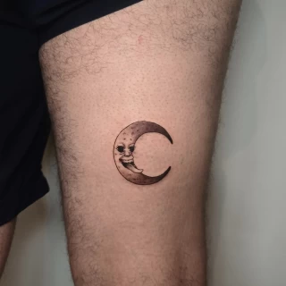 Helena apprentie tatouage lune - The Black Hat Tattoo