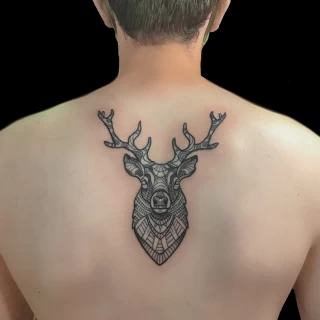 Tatouage de cerf dans le dos - Black Hat Tattoo Nice- tatouage Nice - The Black Hat Tattoo