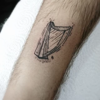 Tatouage de harpe irlandaise -  - Tatouage Irlandais et Celtique - Black Hat Tattoo Nicesur les cotes - Tatouage Ornemental - Black Hat Tattoo Nice  - tatouage Nice - The Black Hat Tattoo