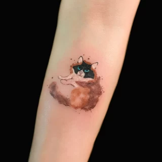 Tatouage de chat sur le bras -  - Tatouage animaux de compagnie  - Black Hat Tattoo Nice- tatouage Nice - The Black Hat Tattoo