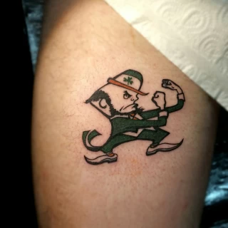 Tatouage de Leprechaun -  - Tatouage Irlandais et Celtique - Black Hat Tattoo Nicesur les cotes - Tatouage Ornemental - Black Hat Tattoo Nice  - tatouage Nice - The Black Hat Tattoo