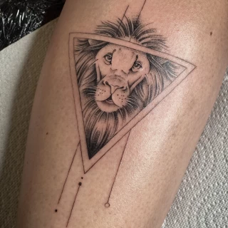 Tatouage Lion - Tatouage Fine Line et Line Work - Black Hat Tattoo Nice- tatouage Nice - The Black Hat Tattoo