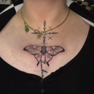 Stella - artiste résidente - Black Hat Dublin - blackwork - The Black Hat Tattoo