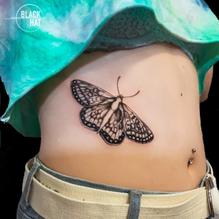 Tatouage Papillon sur le coté noir et blanc - Black Hat Tattoo Nice- tatouage Nice - The Black Hat Tattoo
